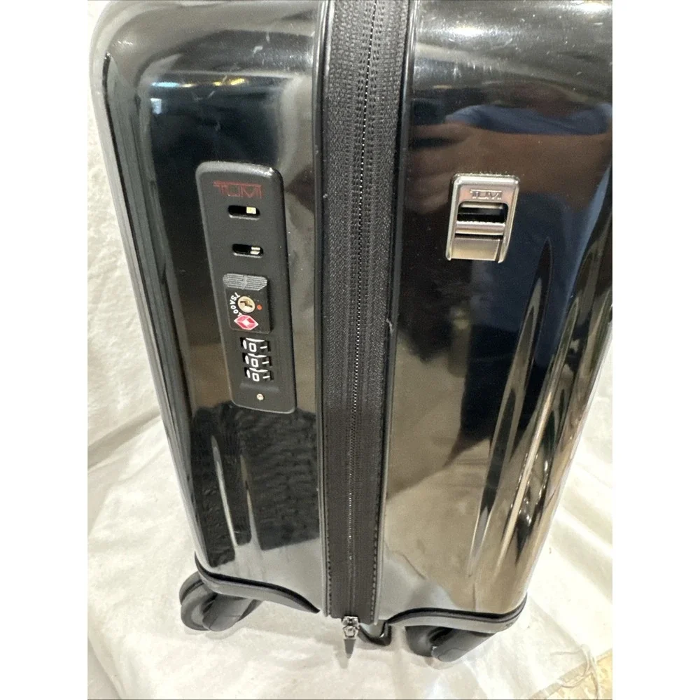 Tumi size carry
